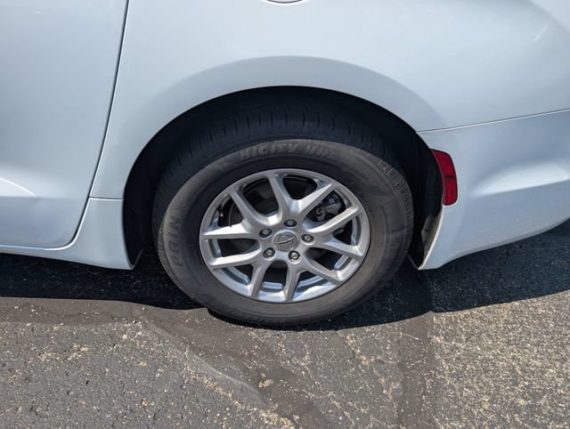 Used 2024 Chrysler Pacifica Touring-L FWD image 16