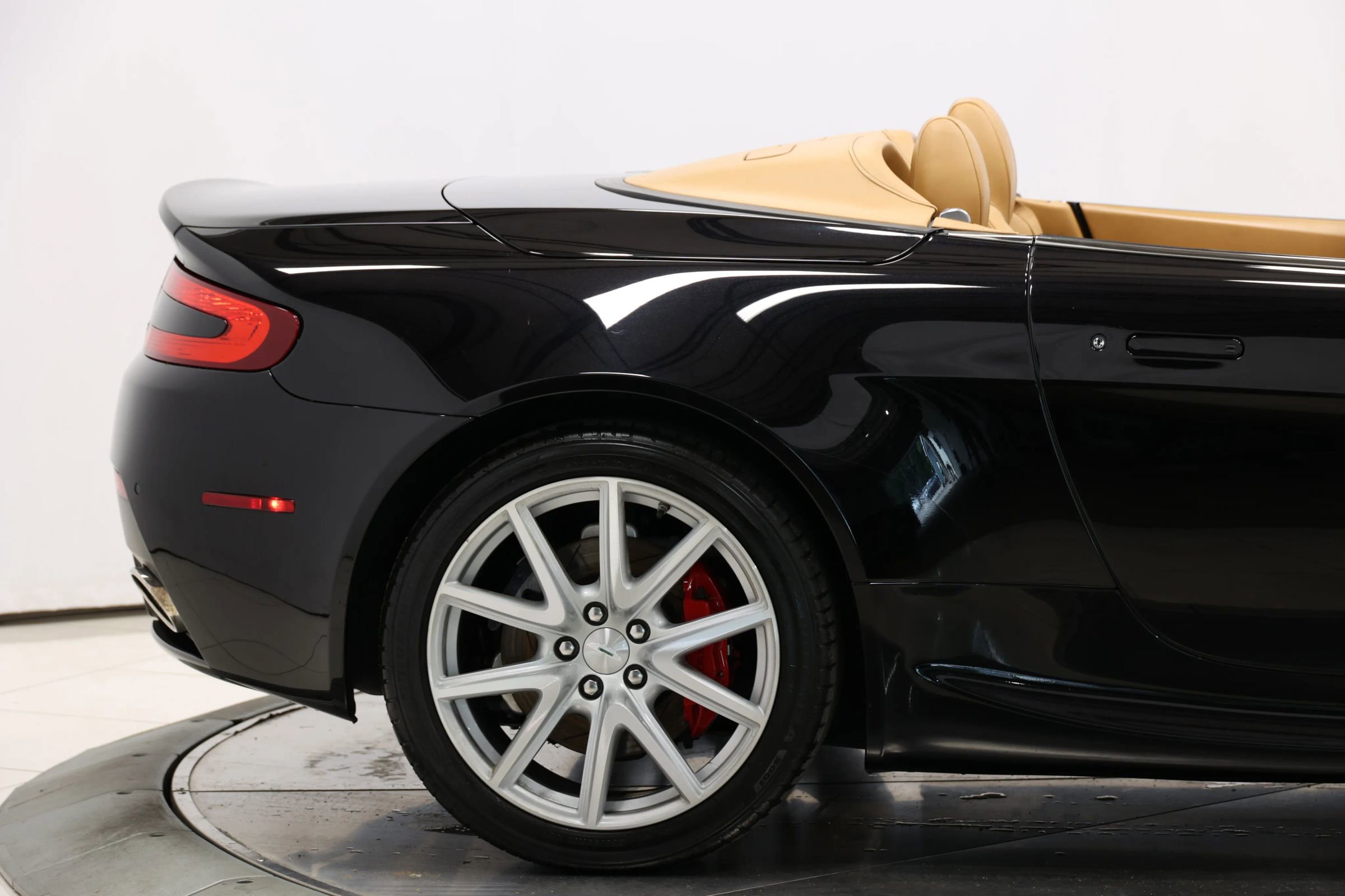 Used 2012 Aston Martin V8 Vantage Roadster image 59