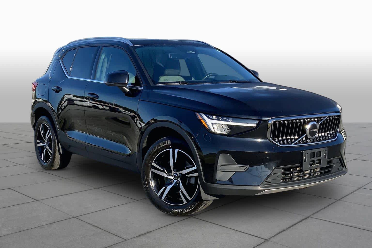 Used 2024 Volvo XC40 B5 Core AWD/4WD image 3