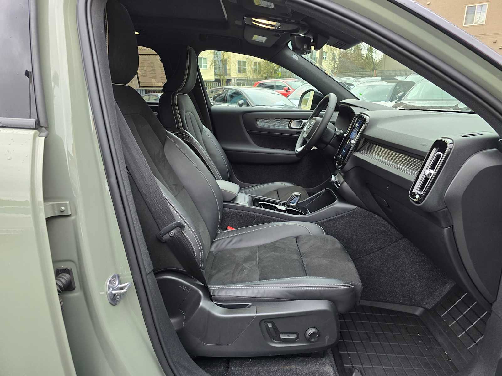 Certified 2022 Volvo XC40 P8 Recharge Ultimate image 20