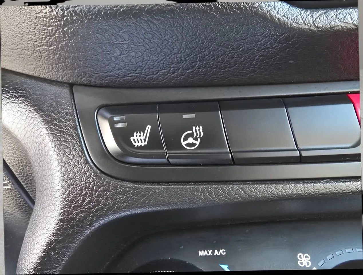 Used 2015 Jeep Renegade Latitude w/ Popular Equipment Group image 25