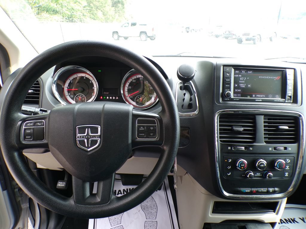 Used 2018 Dodge Grand Caravan SE w/ UConnect Hands-Free Group FWD image 10