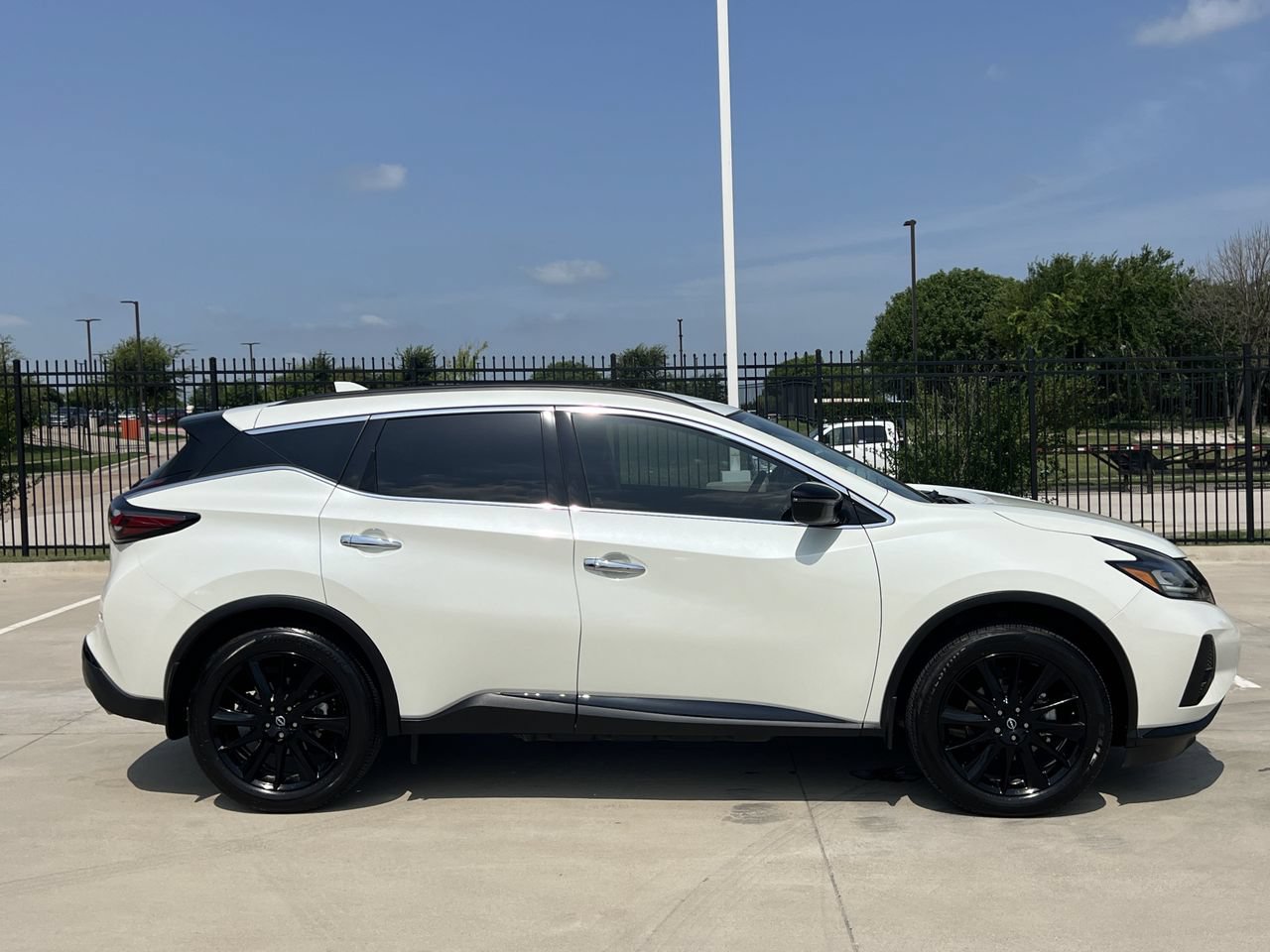 Used 2023 Nissan Murano SV w/ SV Midnight Edition Package FWD image 3