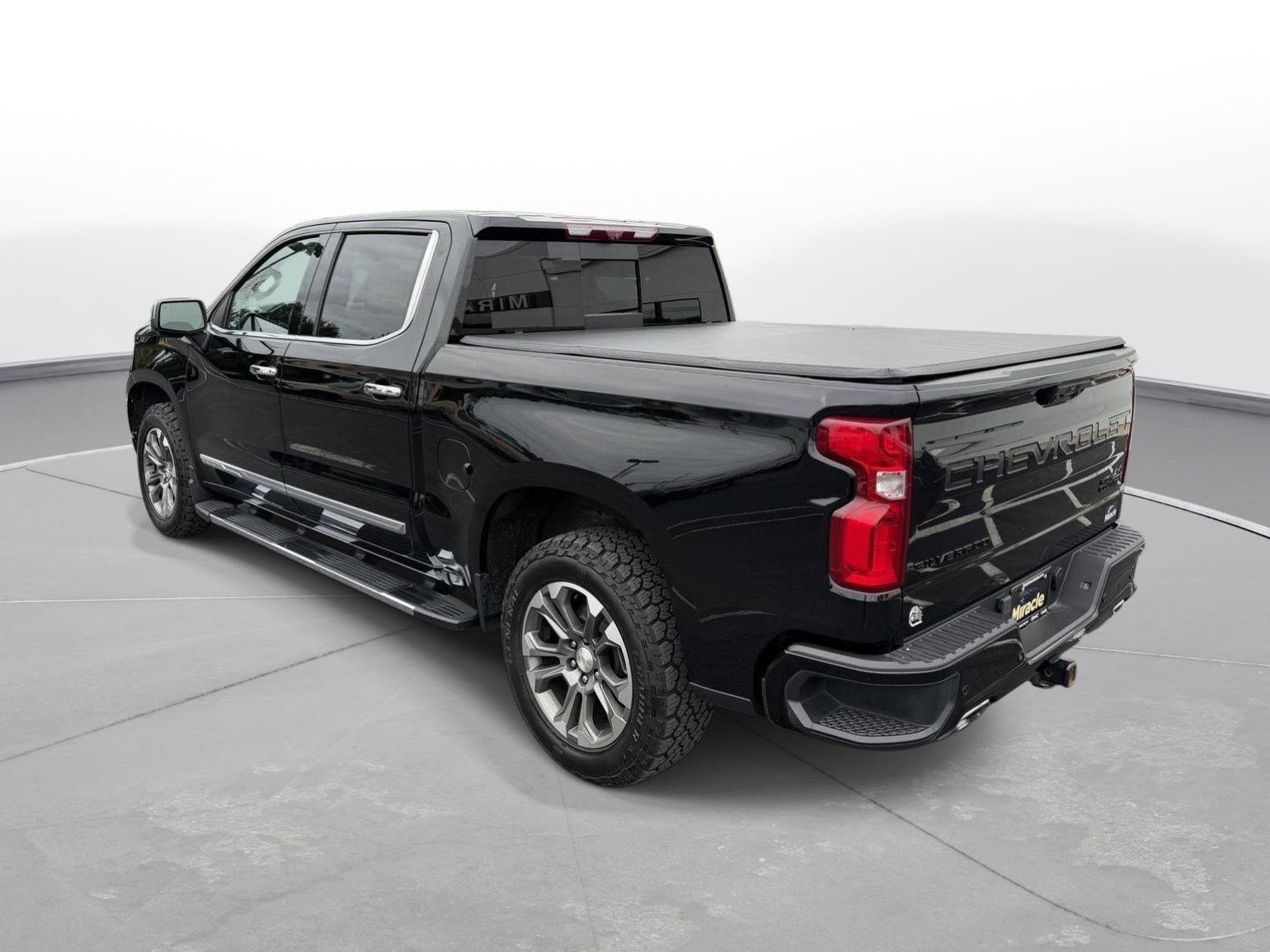 Used 2023 Chevrolet Silverado 1500 High Country w/ Technology Package AWD/4WD image 2
