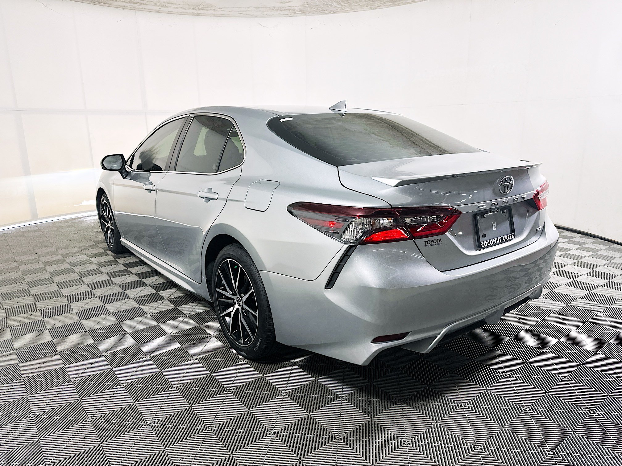 Used 2023 Toyota Camry SE FWD image 5