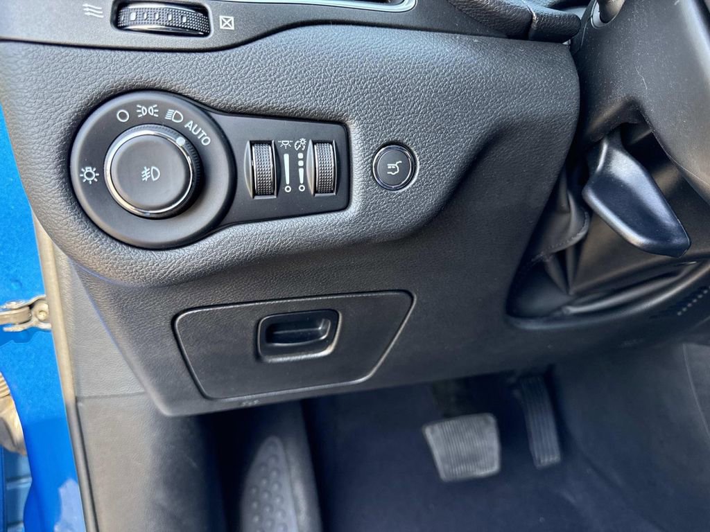 Used 2022 Jeep Cherokee Trailhawk w/ Sound & Nav Group image 31