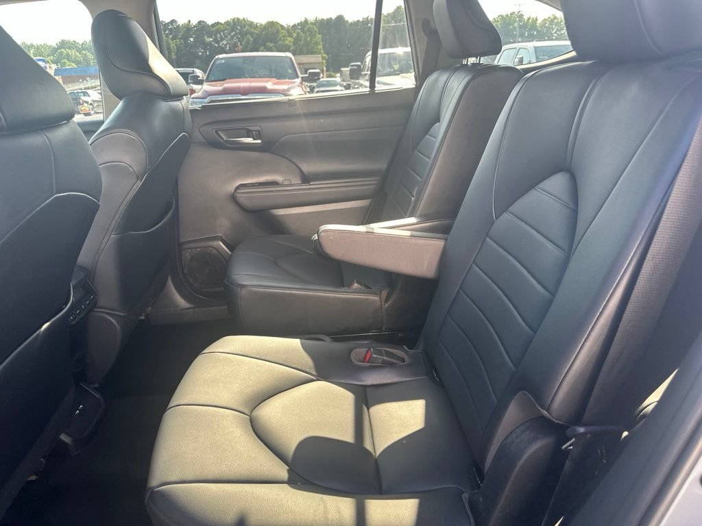 Used 2020 Toyota Highlander XLE FWD image 21