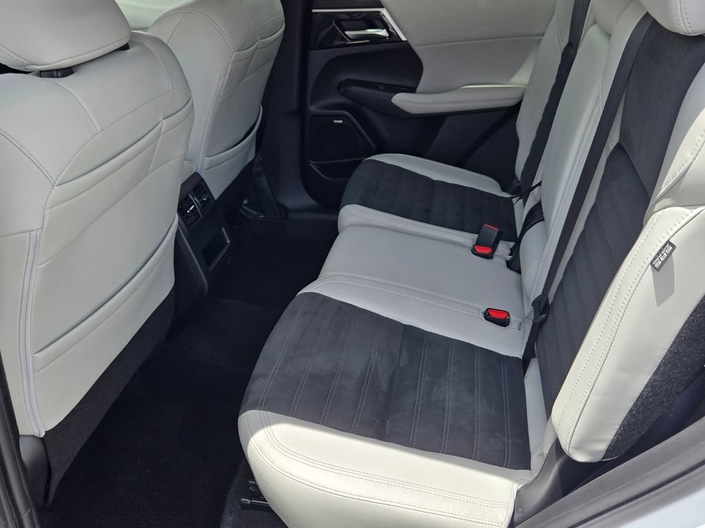 Used 2025 Mitsubishi Outlander SE FWD image 12