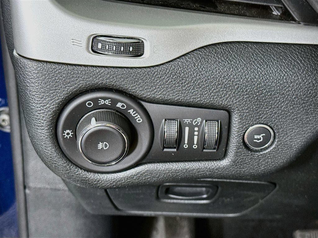 Used 2018 Jeep Cherokee Latitude Plus w/ Comfort/Convenience Group AWD/4WD image 20