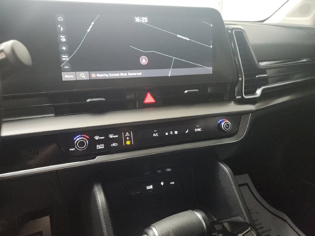 Used 2025 Kia Sportage EX FWD image 10