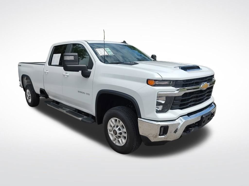 Used 2025 Chevrolet Silverado 2500 LT w/ Convenience Package AWD/4WD image 3