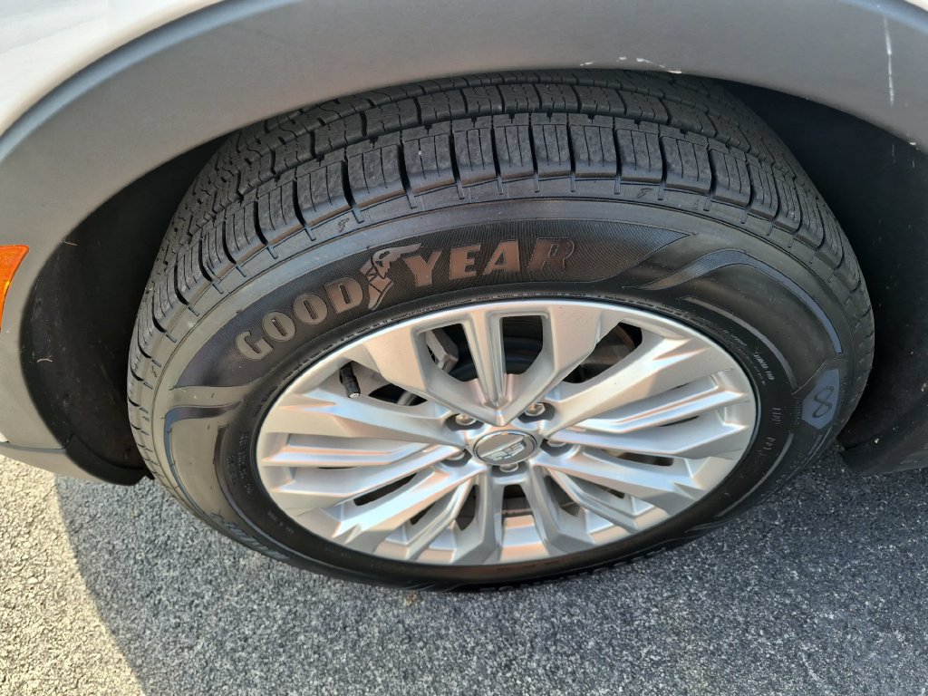 Certified 2024 Cadillac XT4 Luxury FWD image 8