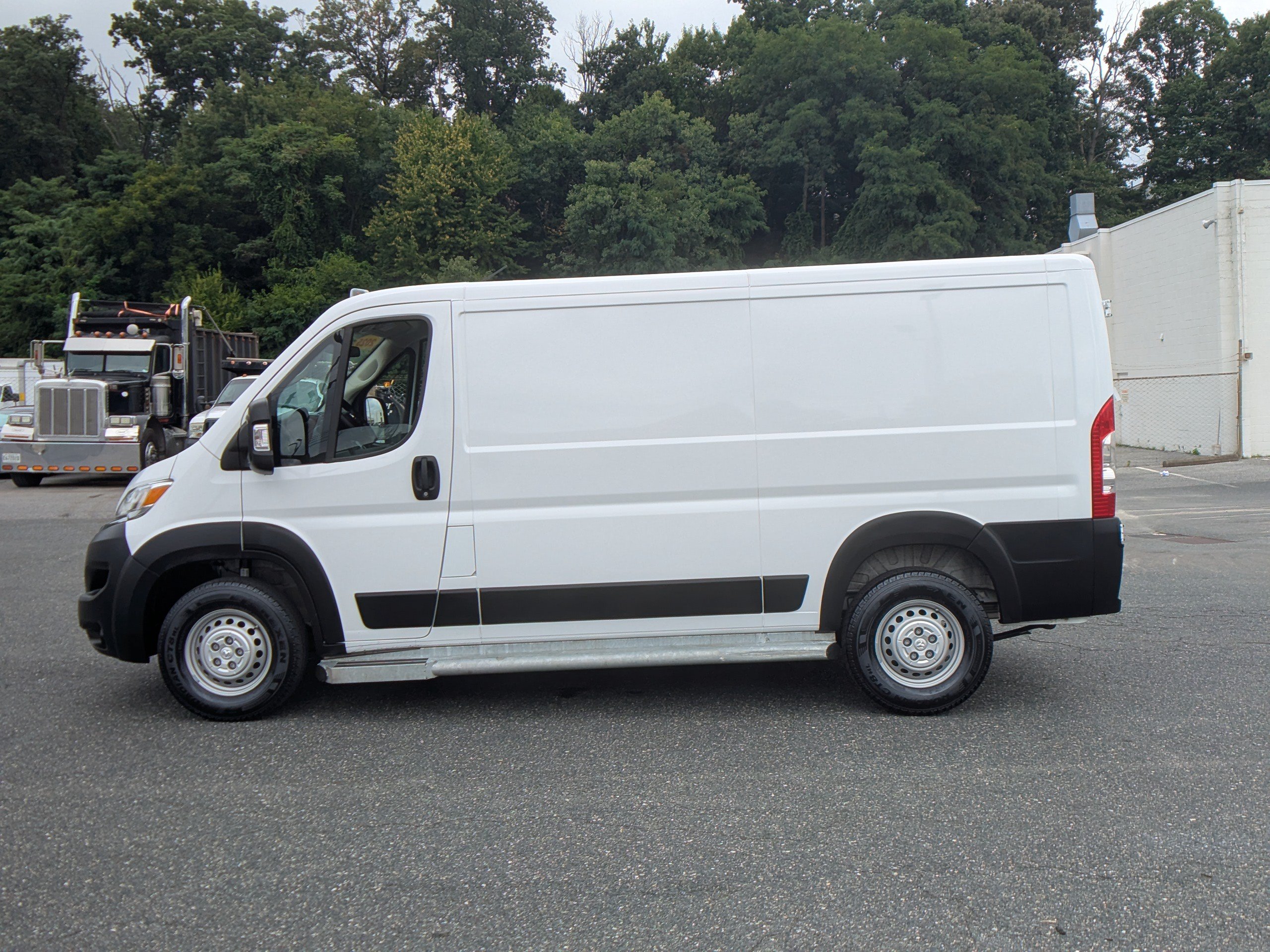 Used 2025 RAM ProMaster 2500 w/ U-Haul Equipment Group FWD image 5