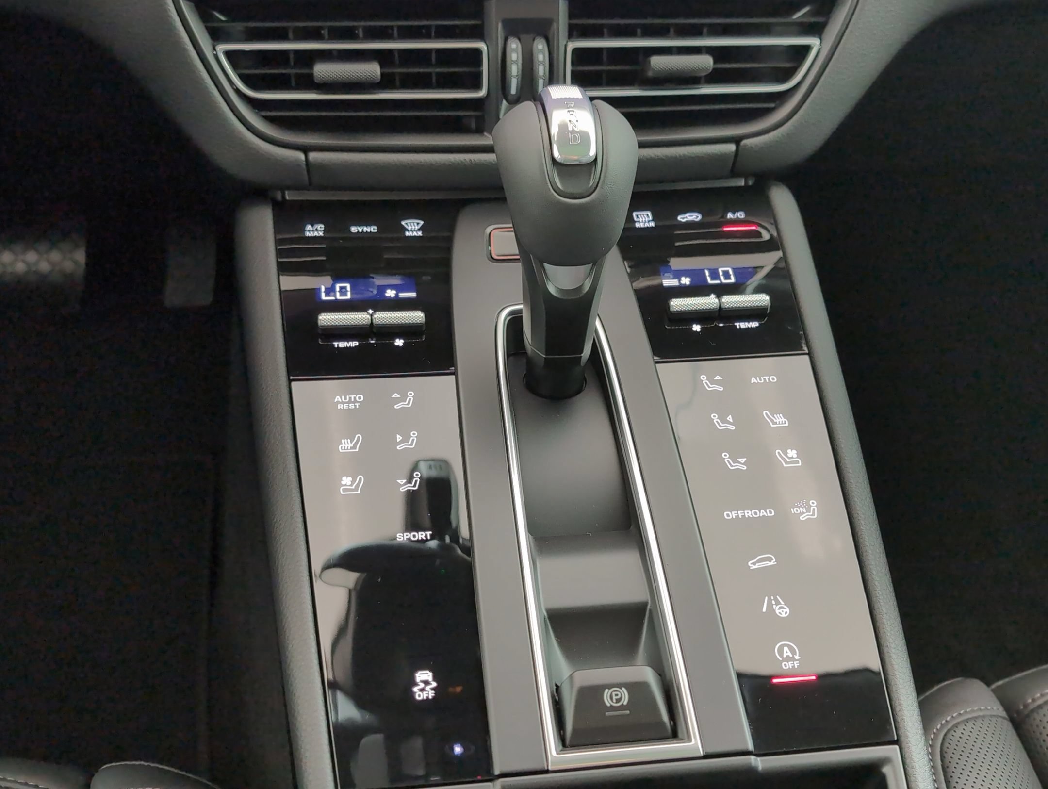 Certified 2025 Porsche Macan AWD/4WD image 26