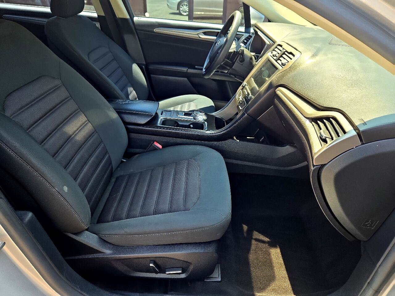 Used 2017 Ford Fusion SE w/ Fusion SE Technology Package image 10