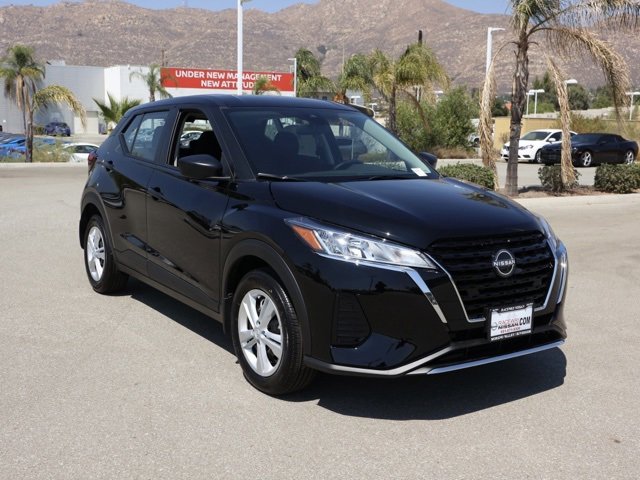 New 2025 Nissan Kicks Play S image 2