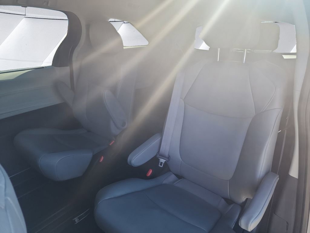 Used 2024 Toyota Sienna XLE image 18