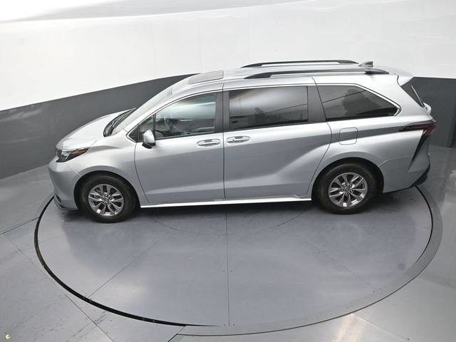 Used 2025 Toyota Sienna XLE FWD image 25