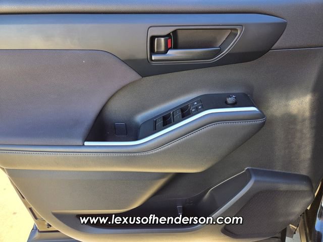 Used 2022 Toyota Highlander LE image 22