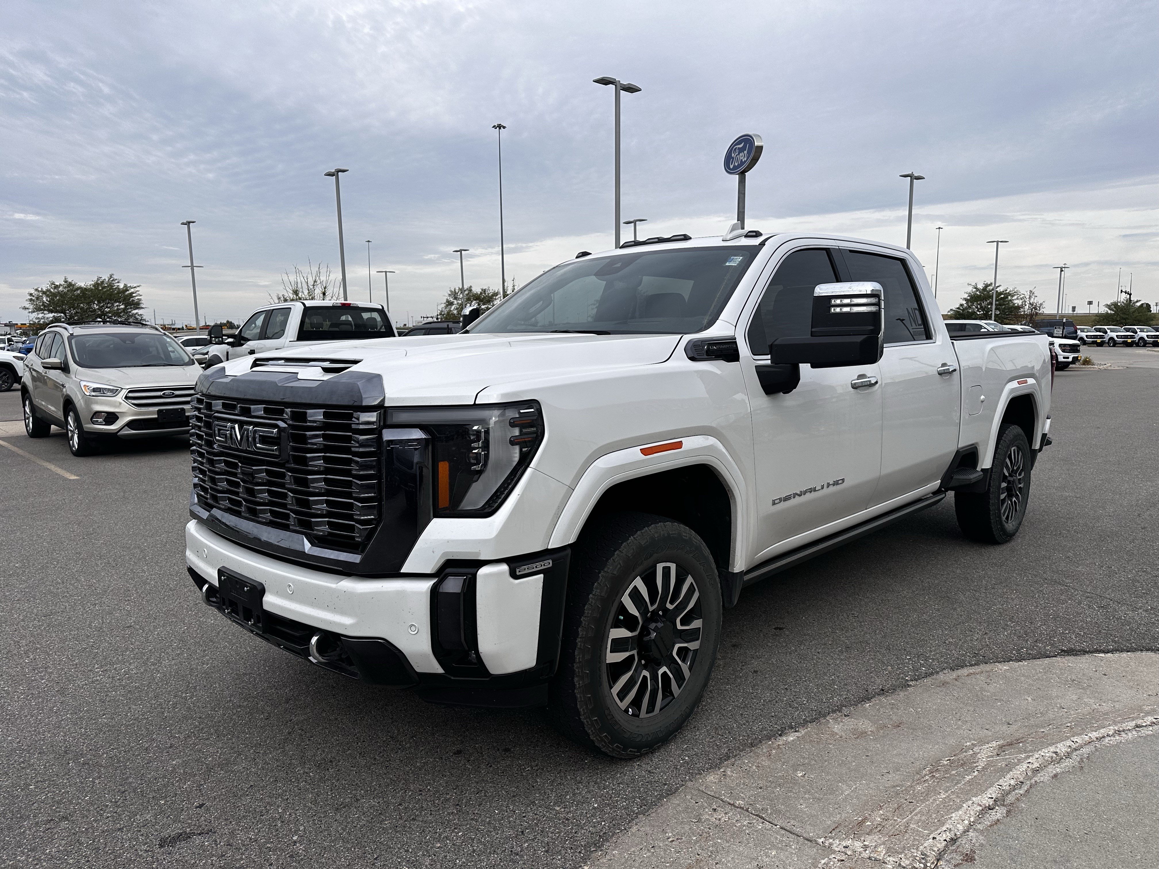 Used 2024 GMC Sierra 2500 Denali Ultimate AWD/4WD image 3
