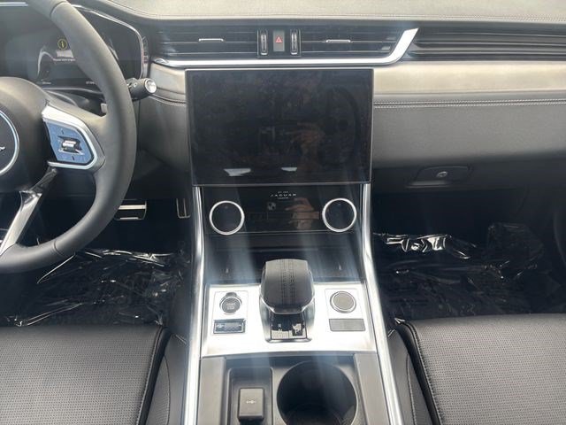 New 2024 Jaguar XF R-Dynamic SE AWD/4WD image 15