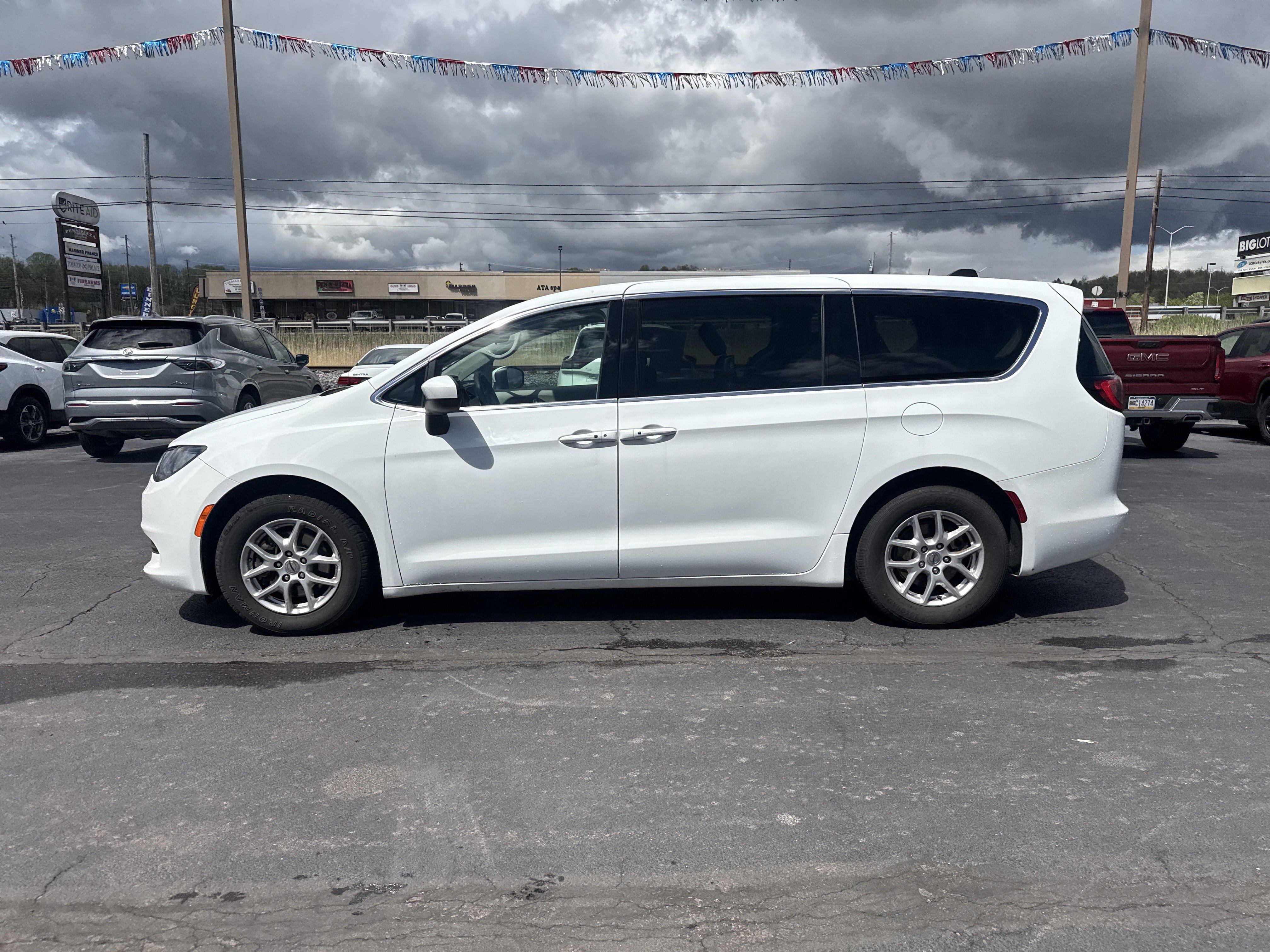 Used 2023 Chrysler Voyager LX image 7