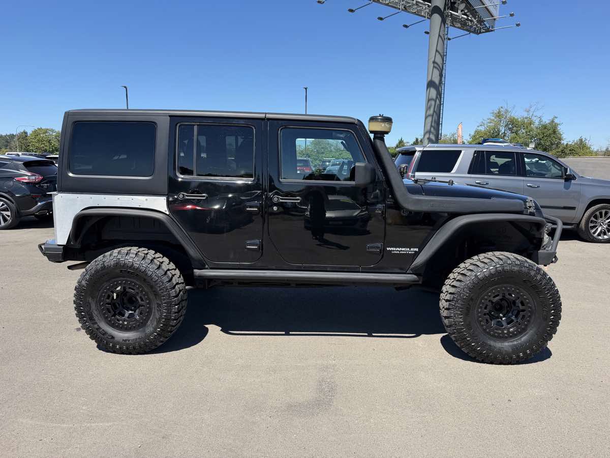Used 2017 Jeep Wrangler Unlimited Rubicon w/ Cold Weather Group AWD/4WD image 9