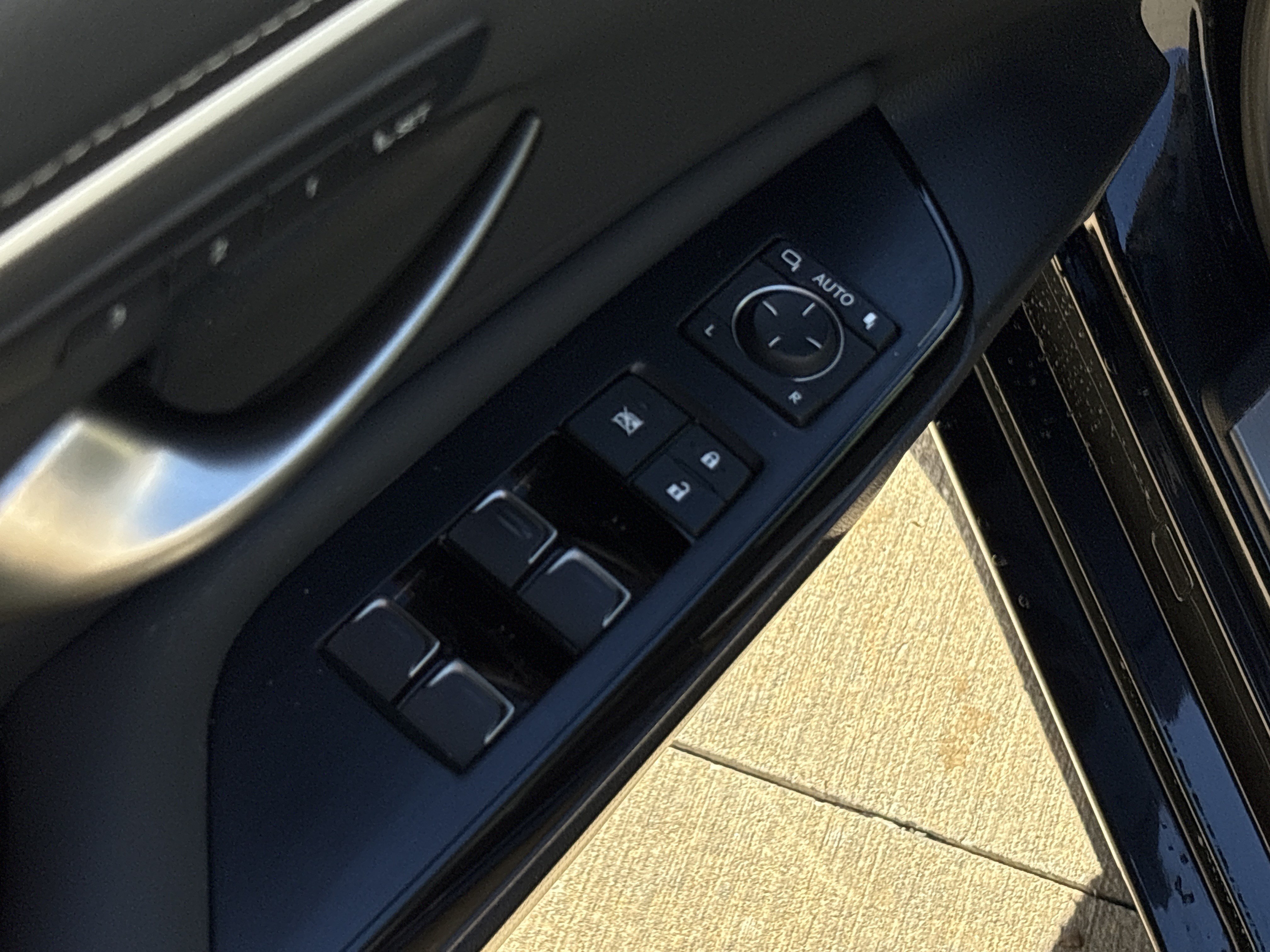 Used 2025 Lexus ES 300h w/ Premium Package FWD image 15