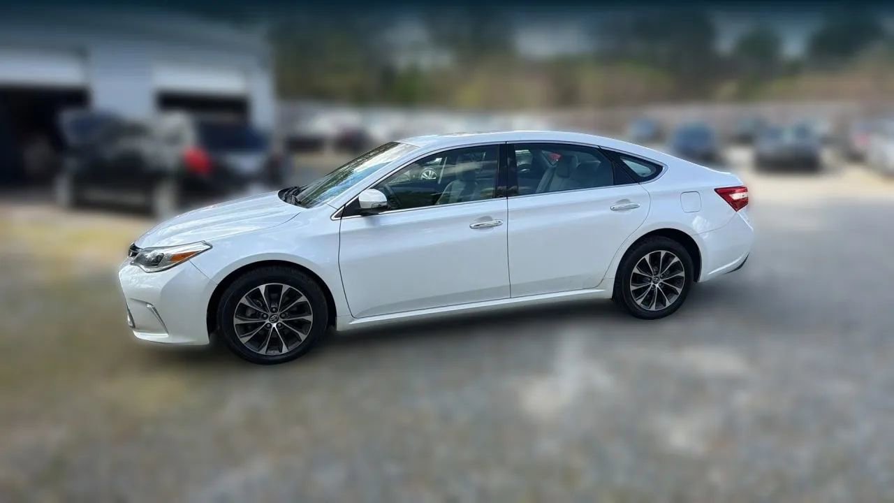 Used 2017 Toyota Avalon XLE FWD image 3