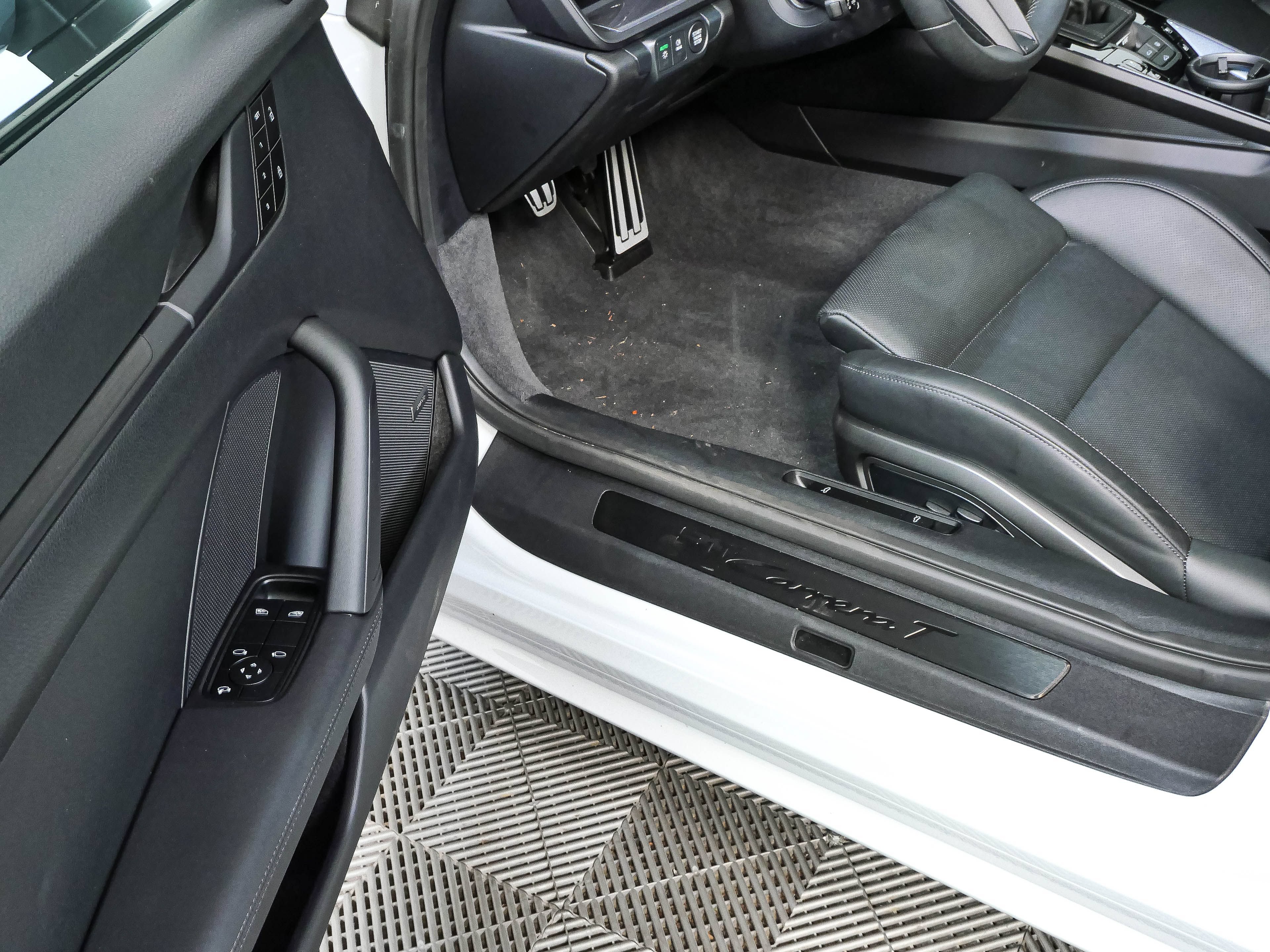 Certified 2025 Porsche 911 Carrera RWD image 8
