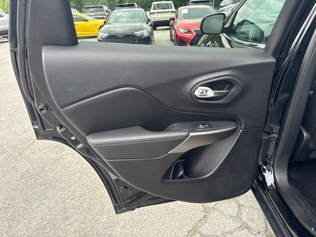 Used 2019 Jeep Cherokee Limited FWD image 27