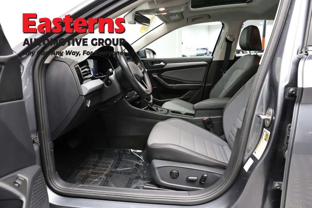Used 2025 Volkswagen Jetta SE FWD image 15