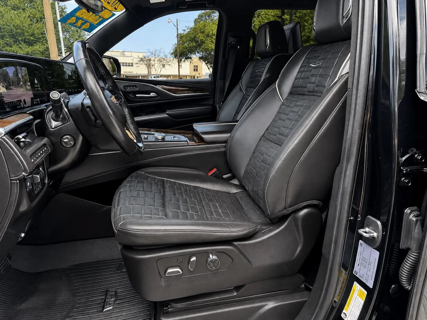 Used 2023 Cadillac Escalade ESV Sport Platinum AWD/4WD image 9