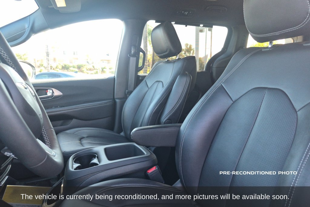 Used 2026 Chrysler Pacifica Select FWD image 11