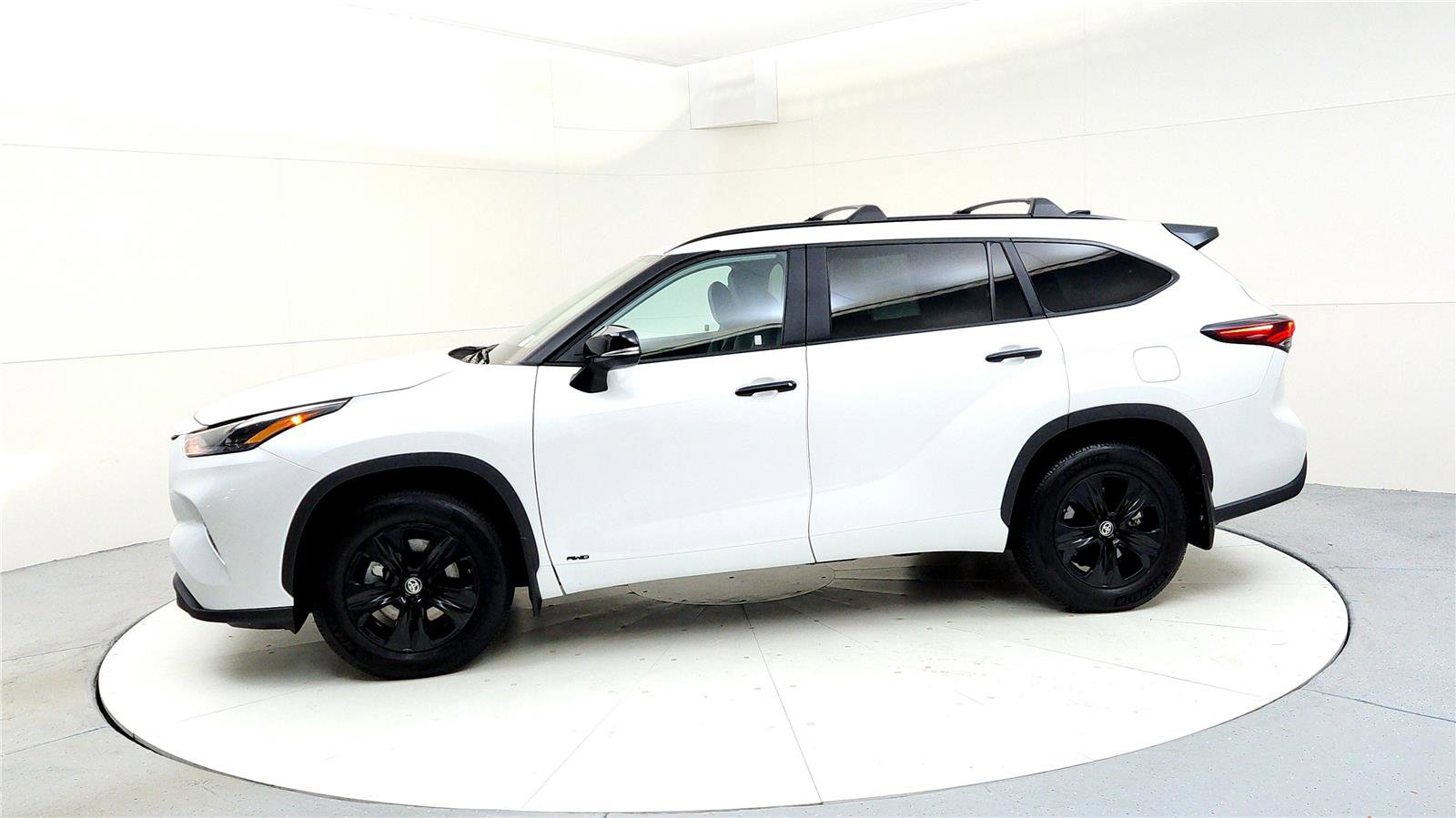 Certified 2024 Toyota Highlander XLE image 3