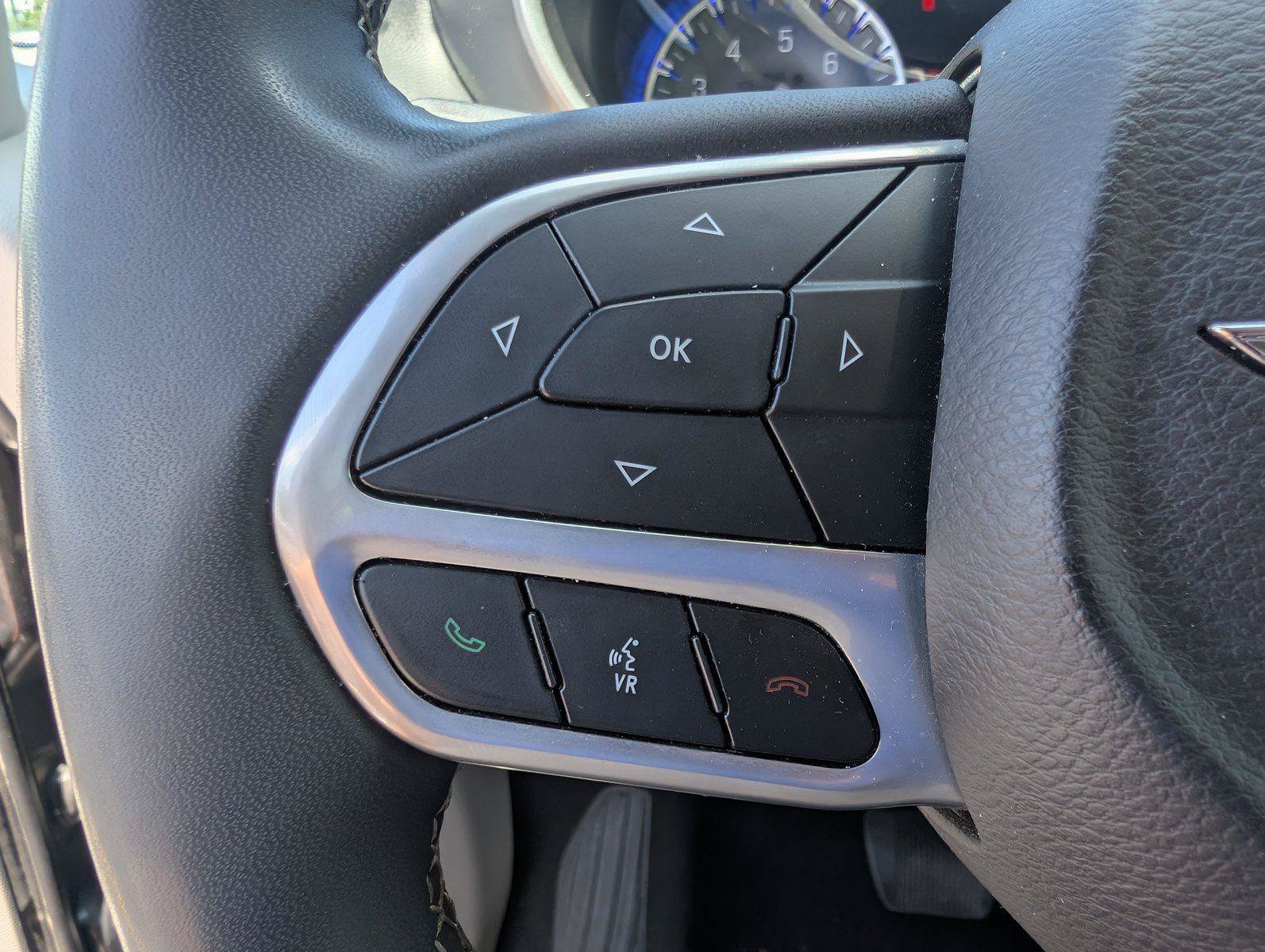 Used 2023 Chrysler Pacifica Touring-L FWD image 24