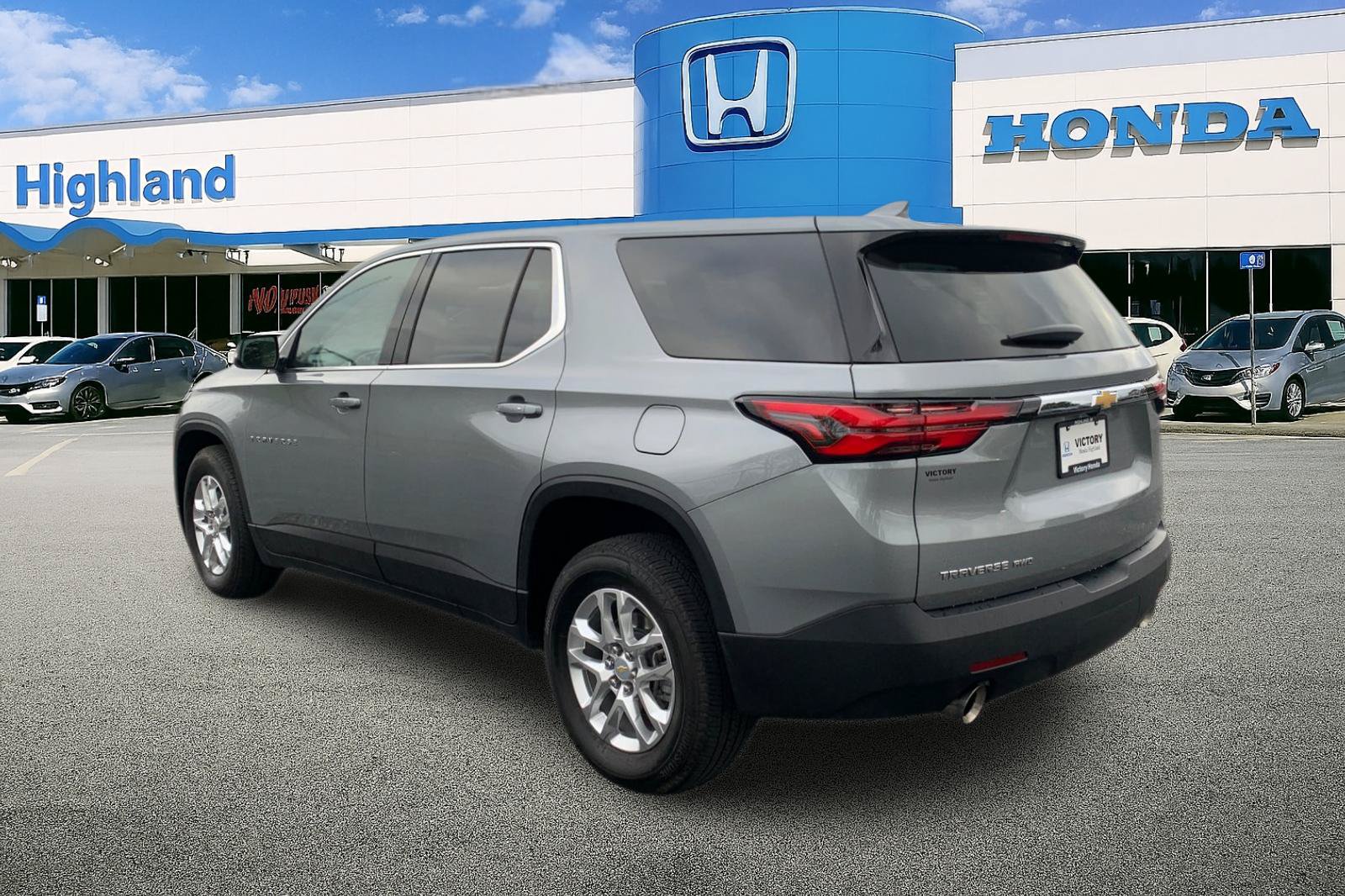 Used 2023 Chevrolet Traverse LS w/ Safety Package AWD/4WD image 3