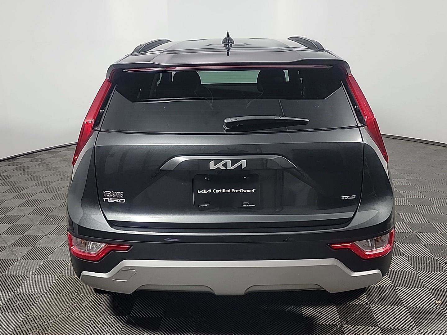 Used 2025 Kia Niro LX image 5