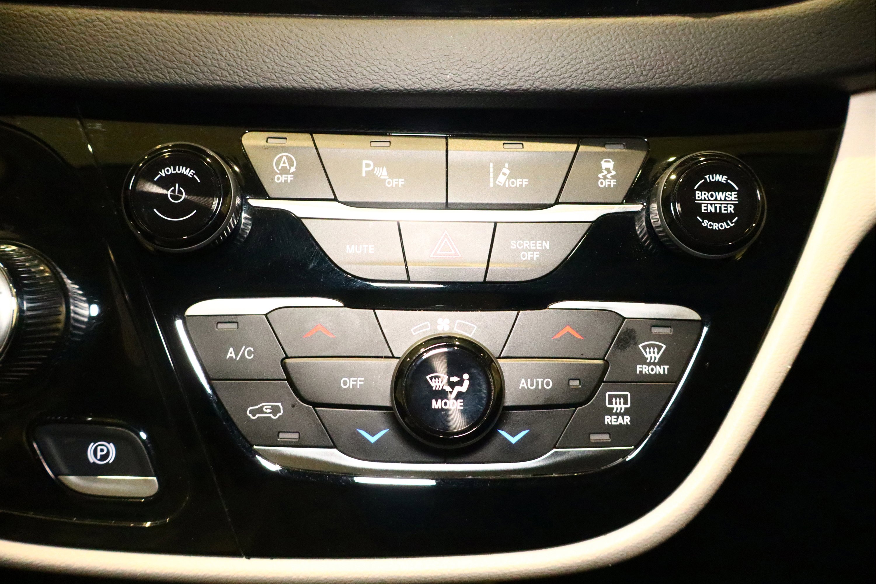 Used 2024 Chrysler Pacifica Touring-L image 26