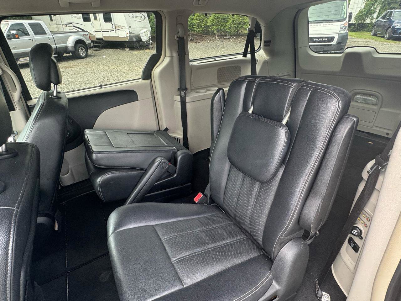 Used 2012 Chrysler Town & Country Touring-L w/ Entertainment Group #2 FWD image 13