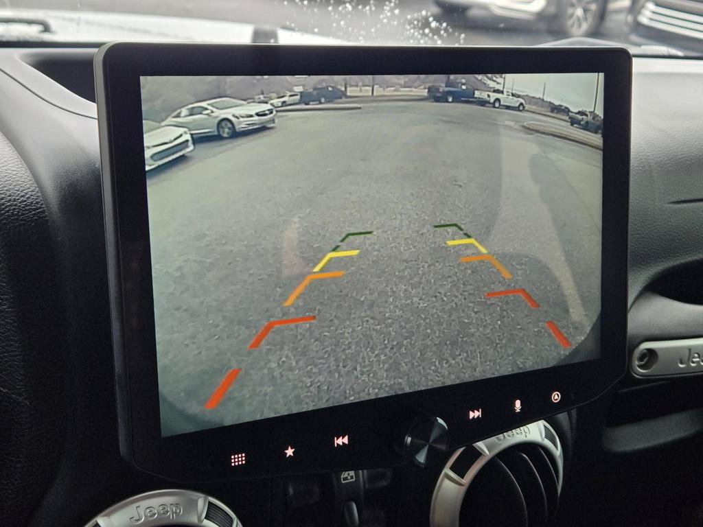 Used 2012 Jeep Wrangler Unlimited Sahara w/ Connectivity Group AWD/4WD image 24