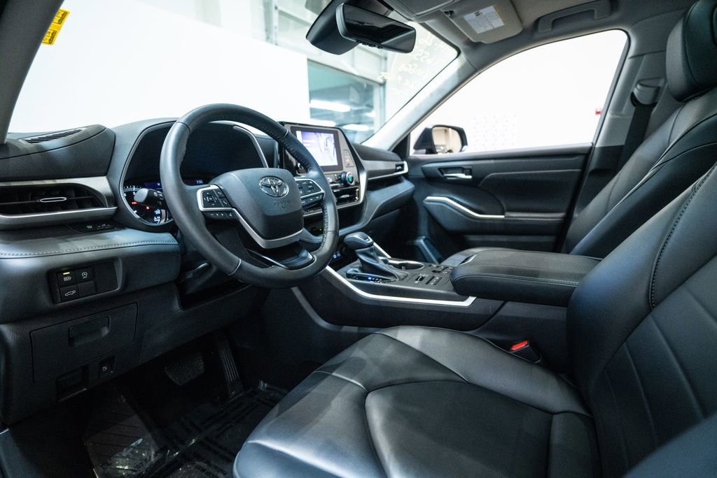 Used 2023 Toyota Highlander XLE AWD/4WD image 5