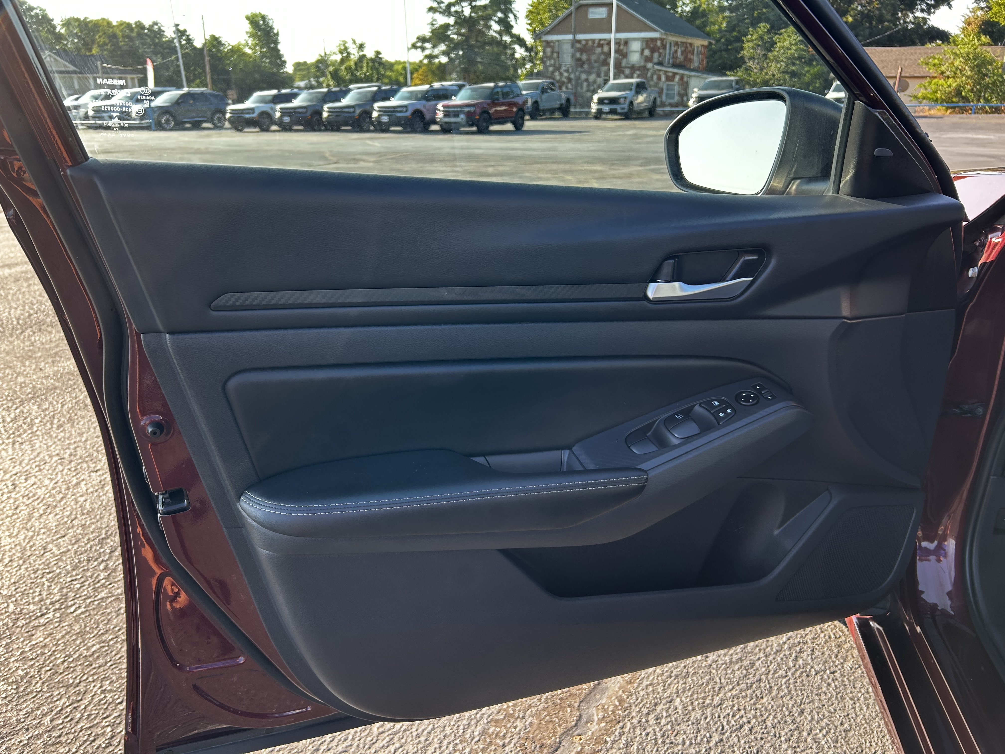 Used 2025 Nissan Altima 2.5 SV FWD image 11