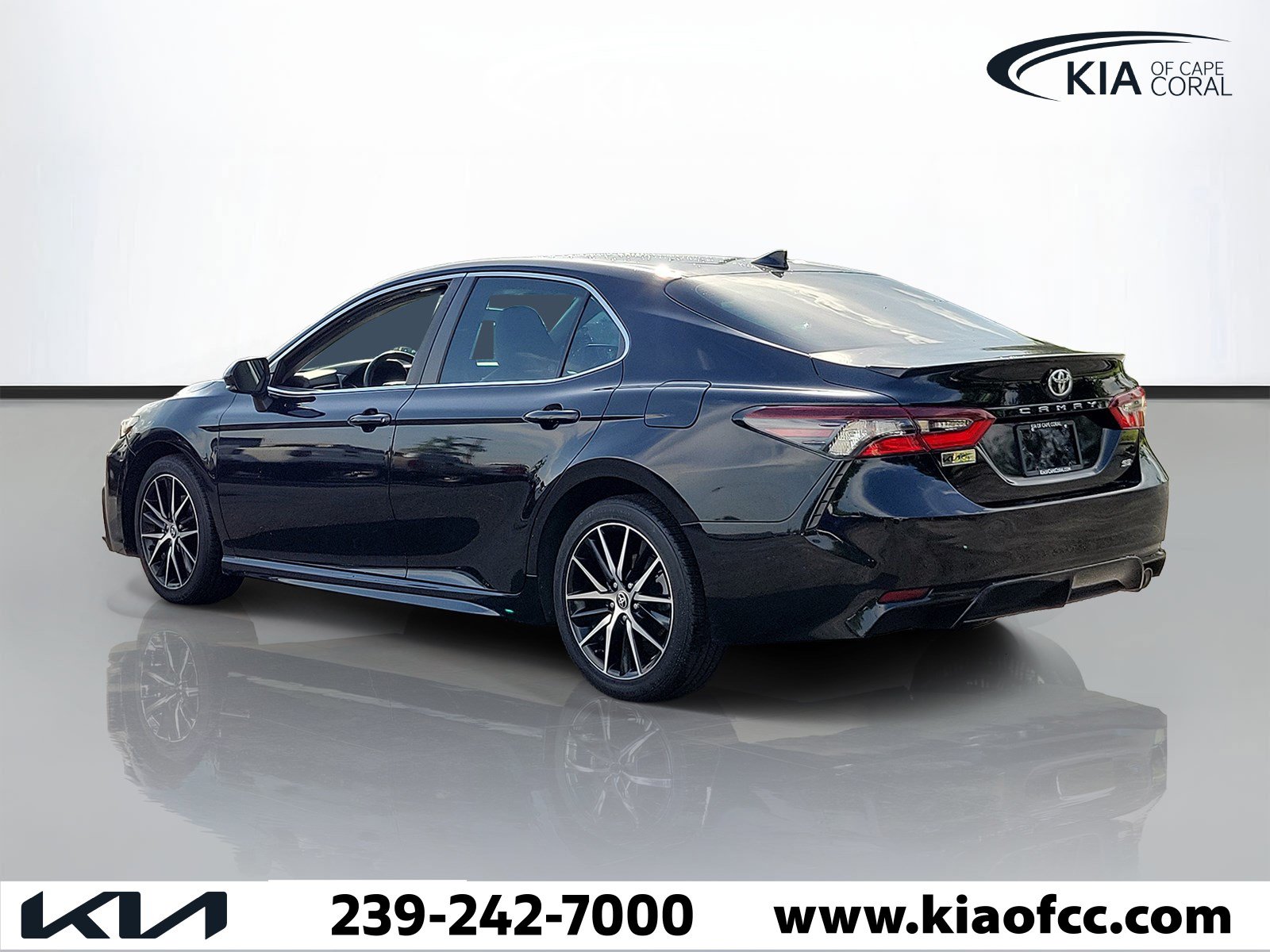 Used 2023 Toyota Camry SE FWD image 4