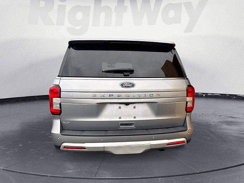 Used 2023 Ford Expedition XLT image 4