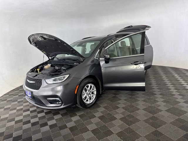 Used 2021 Chrysler Pacifica Touring-L FWD image 11