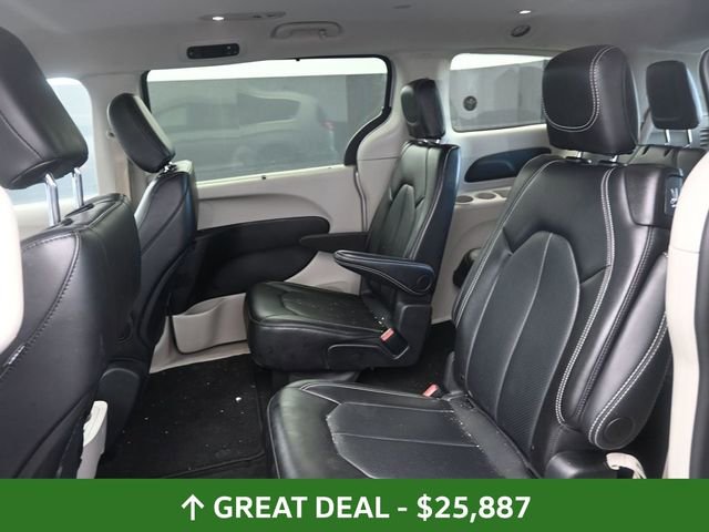 Used 2024 Chrysler Pacifica Touring-L image 18