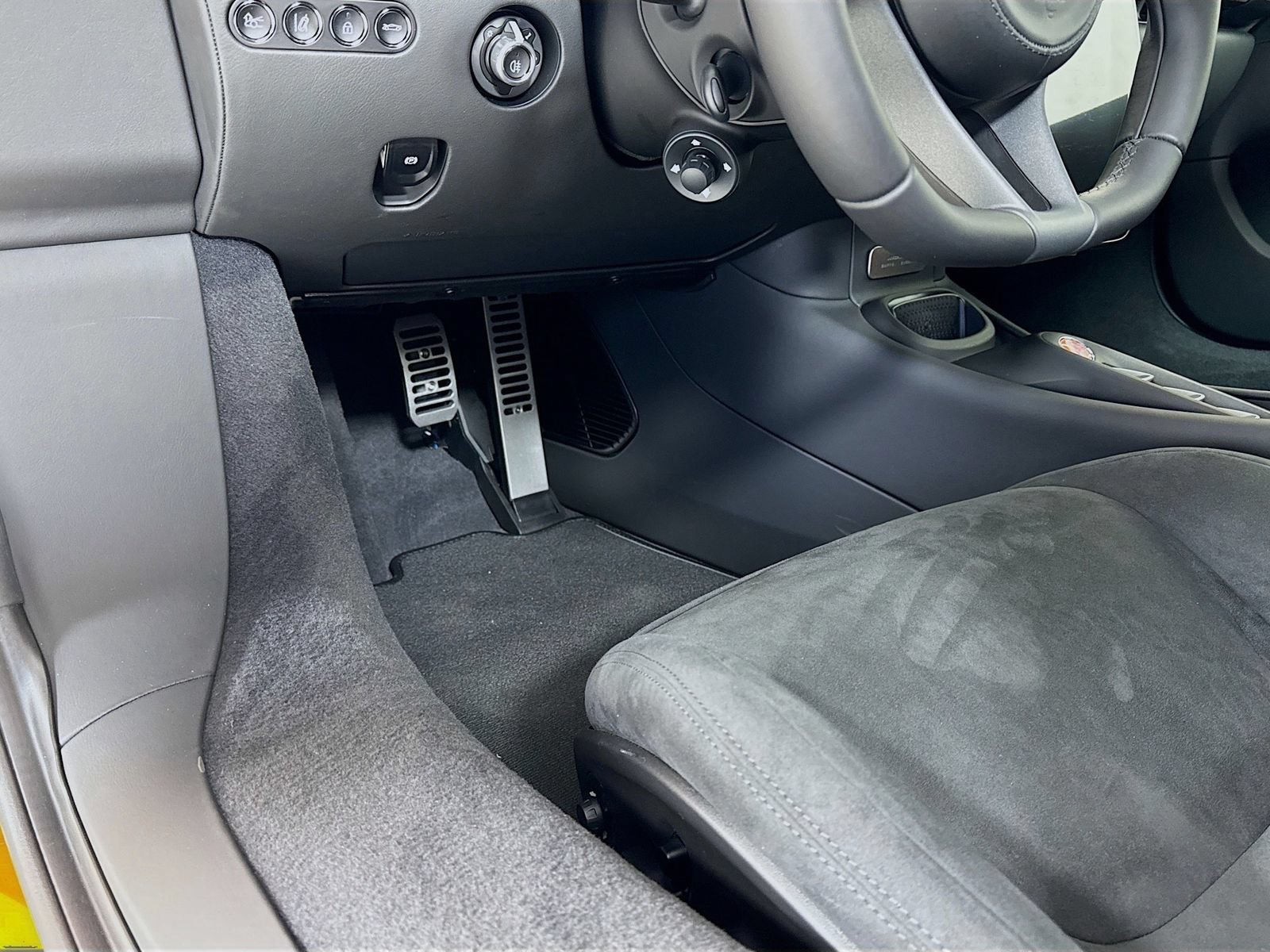 Used 2025 McLaren Artura Spider RWD image 22