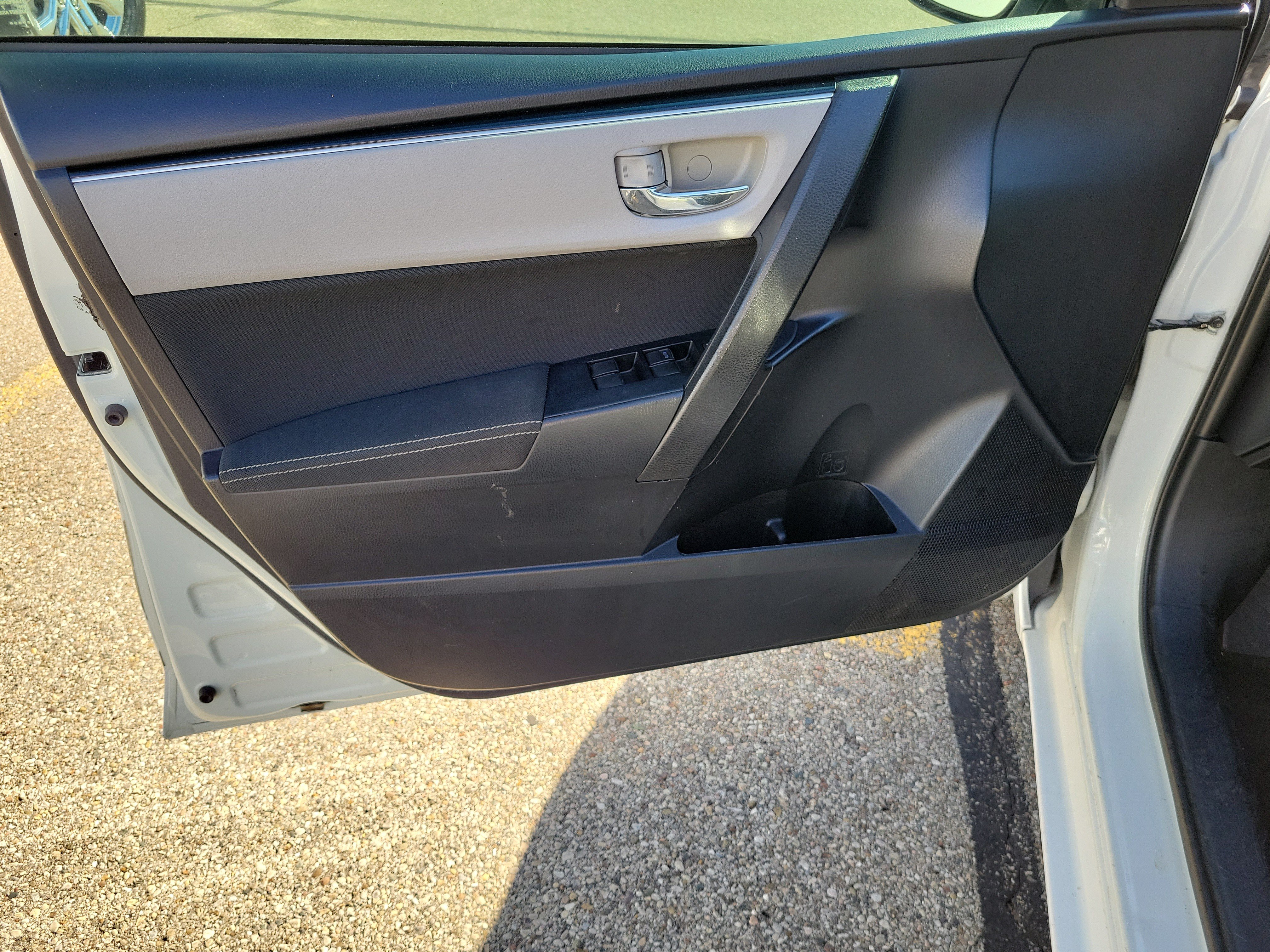 Used 2017 Toyota Corolla LE w/ Carpet Mat Package (TMS) FWD image 18