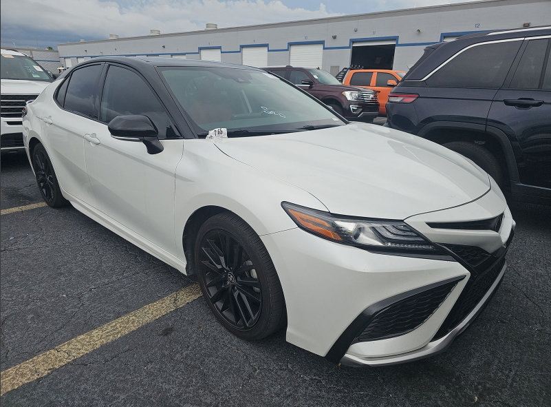 Used 2023 Toyota Camry XSE FWD image 5